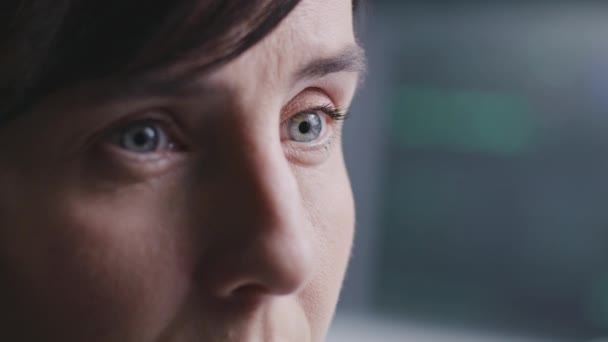 Närbild Ansikte Kvinnlig Anställd Affärskvinna Finansspecialist Tittar Datorskärmen Arbetar Mäklare — Stockvideo