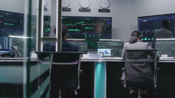 Multi Equipe Étnica Comerciantes Trabalham Computadores Multi Monitor Com Estoques — Vídeo de Stock