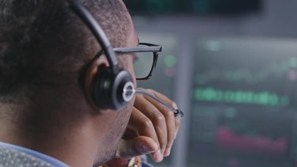 Afroamerikansk Finansanalytiker Headset Bankkontoret Affärsman Tittar Dataskärmen Övervakar Aktier Realtid — Stockvideo