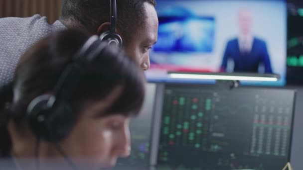 Multi Etnische Financiële Analisten Zakenmensen Monitoren Real Time Aandelen Computer — Stockvideo