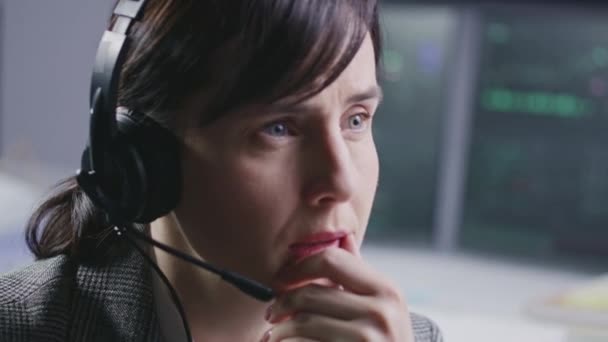 Komisyoncu Bürosunda Bankada Çalışan Kulaklıklı Kadın Borsa Simsarının Yüzü Kadını — Stok video