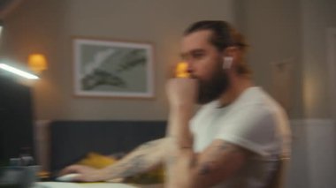 İki çok ırklı komşu bilgisayarların başında oturuyor. Serbest çalışan bir adam var, internette çalışıyor. Başka bir adam video oyunları oynuyor. Duvarla ayrılmış iki dairenin görüntüsü. Komşuluk ve yaşam tarzı kavramı. Kırbaç tavası.