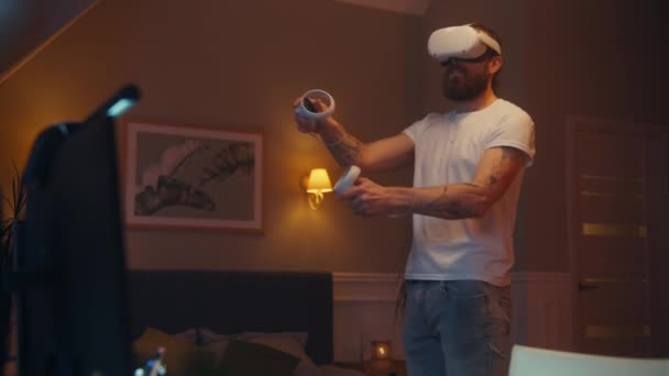 Muž Hraje Novou Hru Pomocí Headset Bezdrátové Ovladače Pozdě Noci — Stock video