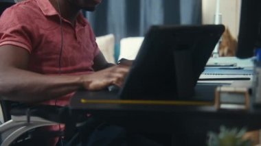 İki çok ırklı komşu bilgisayarların başında oturuyor. Bir adam hisse senetlerini izliyor, uzaktan çalışıyor. Başka bir adam video oyunları oynuyor. Duvarla ayrılmış iki daire. Mahalle ve yaşam tarzı. Yakınlaştır, yakınlaştır.