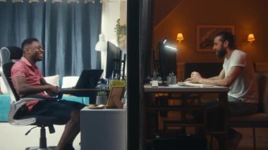Çoklu etnik arkadaşlar yatak odalarında bilgisayarların önünde oturur, video üzerinden konuşur, video konferansı yaparlar. Duvarla ayrılmış iki oda ya da dairenin görüntüsü. Mahalle ve yaşam tarzı kavramı.