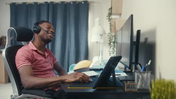 Diseñador Web Desarrollador Afroamericano Trabaja Remotamente Casa Hombre Sienta Habla — Vídeo de stock