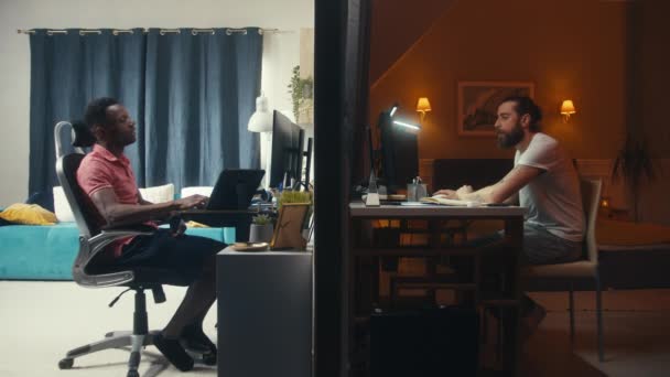 Doi Bărbați Multirasiali Stau Fața Calculatoarelor Dormitoare Vorbesc Prin Apel — Videoclip de stoc