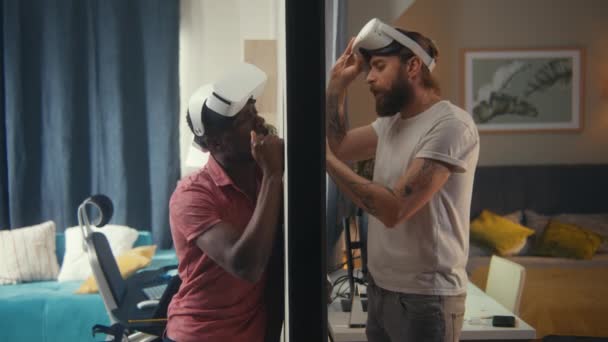 Wütende Multiethnische Männer Headsets Schlagen Mit Den Händen Gegen Die — Stockvideo