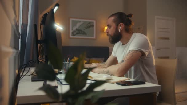 Hombre Concentrado Auriculares Inalámbricos Navega Por Internet Casa Diseñador Web — Vídeo de stock