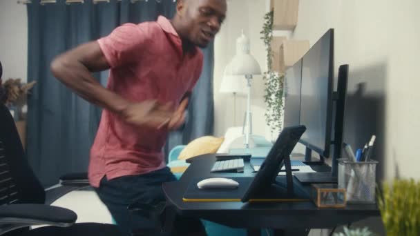 Komik Afrikalı Amerikalı Adam Masaya Oturur Bilgisayarı Açar Kamera Görüntüsünü — Stok video