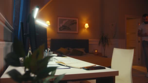 Adam Odaya Girer Bilgisayarın Başına Oturur Kamera Görüntüsünü Evde Uzaktan — Stok video