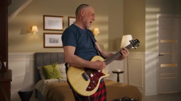 Starszy Mężczyzna Śpiewa Gra Gitarze Elektrycznej Domu Aparat Zmienia Widok — Wideo stockowe