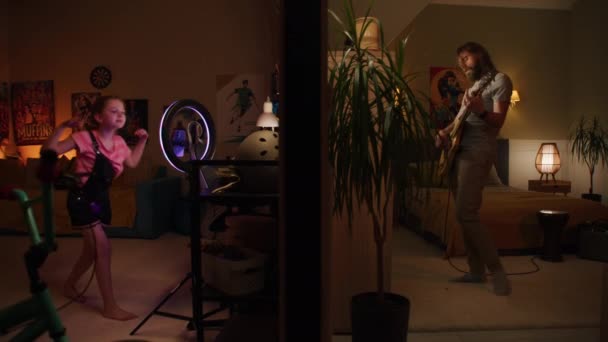 Hombre Toca Guitarra Eléctrica Dormitorio Chica Joven Graba Video Baile — Vídeos de Stock