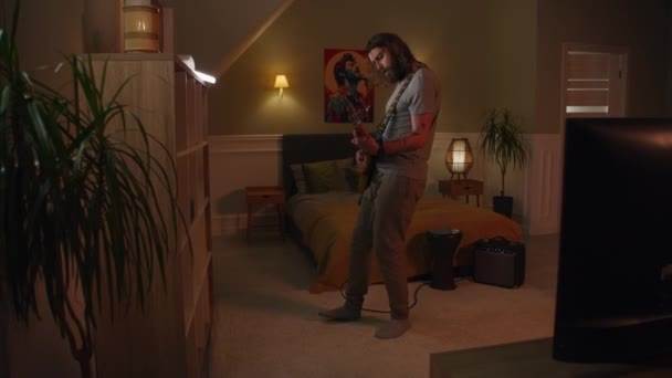 Hombre Toca Guitarra Eléctrica Dormitorio Por Noche Cámara Cambio Vista — Vídeos de Stock