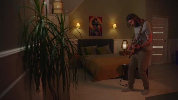Erwachsener Mann Spielt Gitarre Gemütlichen Schlafzimmer Männlicher Berufsmusiker Probt Spätabends — Stockvideo