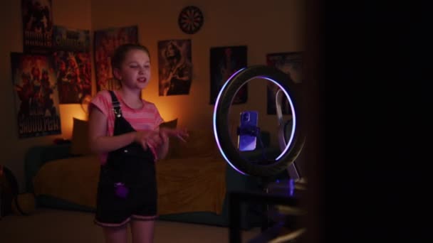 Νεαρή Κοπέλα Καταγράφει Δροσερό Βίντεο Χορού Για Κοινωνικά Δίκτυα Στο — Αρχείο Βίντεο