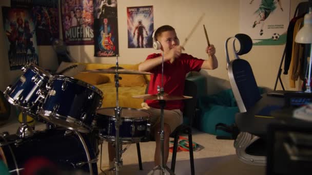 Jonge Jongen Speelt Thuis Drumstel Camera Verandert Van Mening Oudere — Stockvideo