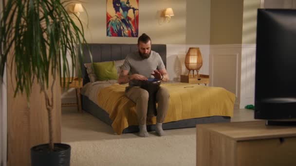 Yoğunlaşmış Adam Yatak Odasında Yatakta Oturur Geleneksel Djembe Davulda Ritmik — Stok video