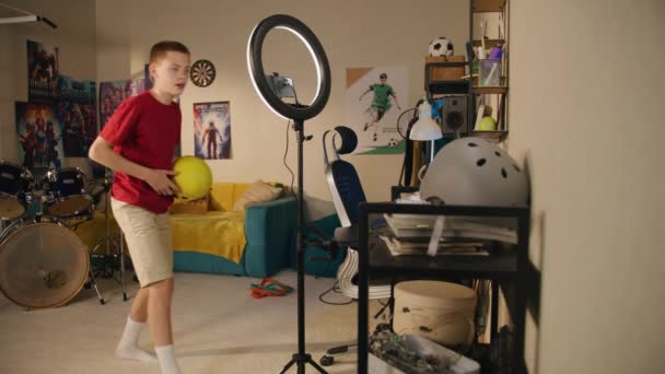 Νεαρό Αγόρι Ανοίγει Ρεκόρ Στο Τηλέφωνο Λαμπτήρα Led Και Πρακτικές — Αρχείο Βίντεο