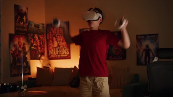 Νεαρό Αγόρι Ακουστικά Παίζει Εικονική Πραγματικότητα Απευθείας Σύνδεση Βιντεοπαιχνίδια Χρησιμοποιώντας — Αρχείο Βίντεο