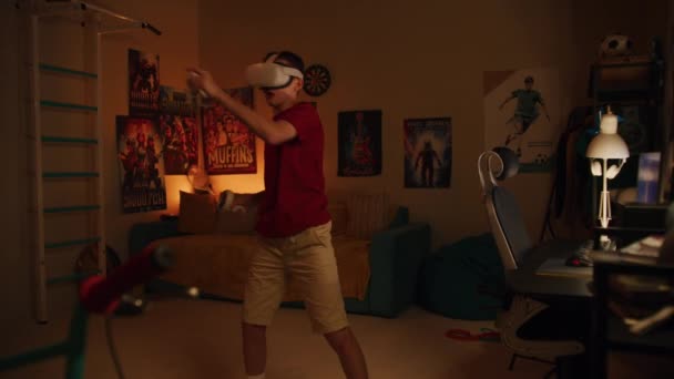Junge Headset Spielt Mit Drahtlosen Controllern Augmented Reality Online Videospiele — Stockvideo