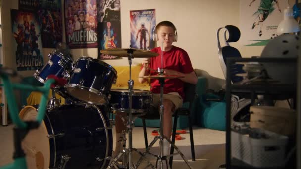 Kulaklık Takan Konsantre Okul Çocuğu Evdeki Davul Setinde Müzik Eğitimi — Stok video