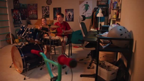 Νεαρό Αγόρι Και Κορίτσι Παίζουν Drum Kit Και Γιουκαλίλι Στην — Αρχείο Βίντεο