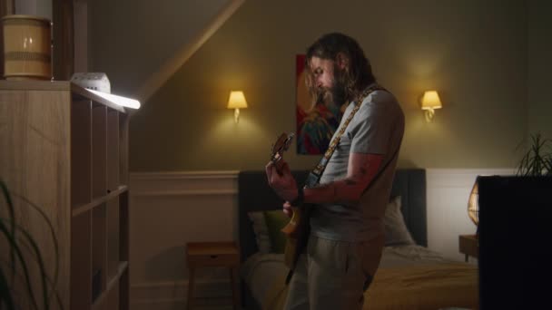 Homme Joue Guitare Électrique Dans Chambre Caméra Change Vue Jeune — Video