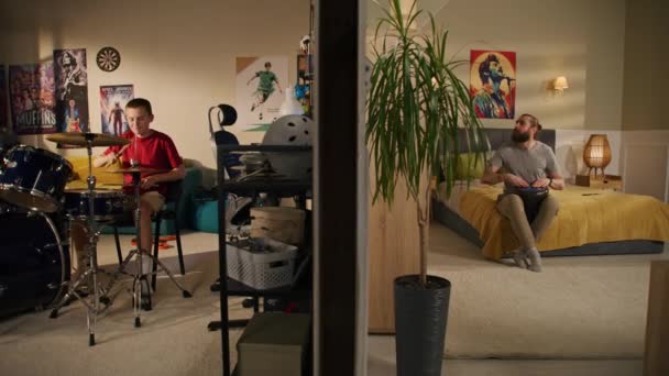 Genç Çocuk Yatak Odasında Davul Çalar Erkek Müzisyen Evde Geleneksel — Stok video