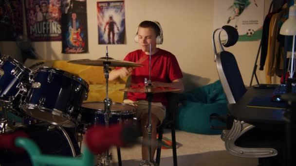 Genç Çocuk Evde Davul Setiyle Oynuyor Gürültücü Komşu Tarafından Rahatsız — Stok video