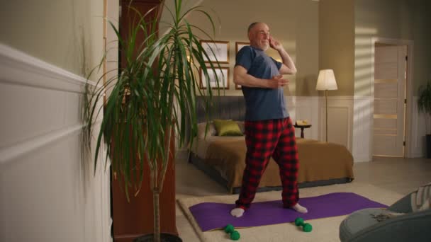 Yaşlı Adam Gülümser Yatak Odasında Fiziksel Egzersiz Yapar Kamera Evdeki — Stok video