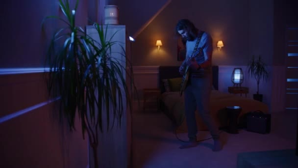 男はエレキギターを弾き 少年少女はドラムキットとウクレレを夜にアパートでちらつきの光で演奏します 壁で区切られた2つの部屋 エンターテイメント 近所の概念 — ストック動画
