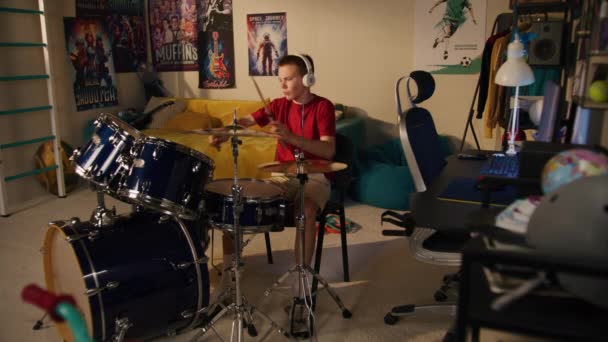 Мальчик Играет Дома Ударных Пожилой Человек Раздражен Шумным Соседом Кричит — стоковое видео