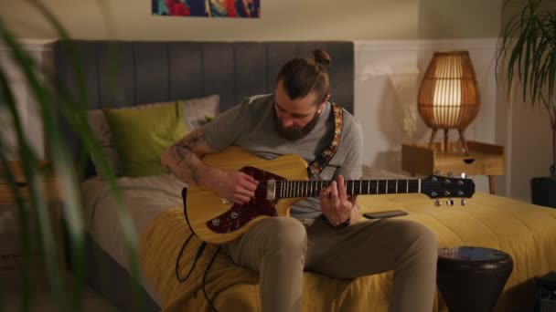 Άνθρωπος Παίζει Κιθάρα Στην Κρεβατοκάμαρα Κάμερα Αλλάζει Άποψη Νέους Αδελφούς — Αρχείο Βίντεο