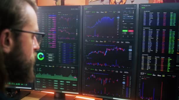 Konzentrierter Händler Analyst Blickt Auf Computerbildschirm Mit Mehreren Monitoren Analysiert — Stockvideo