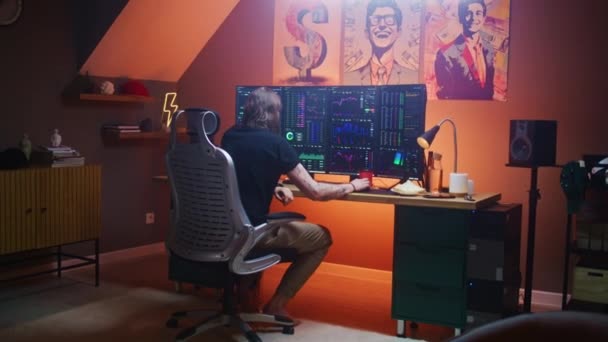 Pedagang Saham Pria Pekerja Lepas Duduk Depan Komputer Multi Monitor — Stok Video