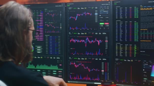 Mężczyzna Giełda Analizuje Akcje Czasie Rzeczywistym Wymieniać Wykresy Rynku Multi — Wideo stockowe