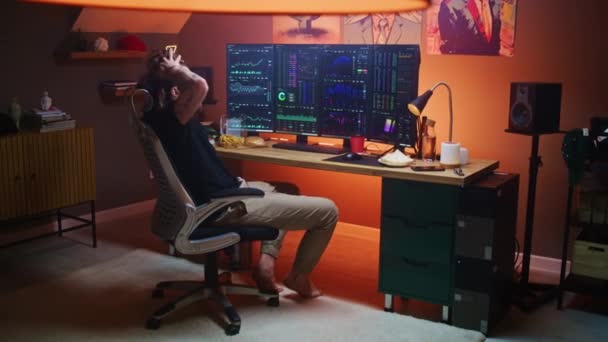 男股票交易员坐在椅子前的多显示器计算机与实时股票 交换市场图表 人在总公司的加密货币交易中远程工作 — 图库视频影像