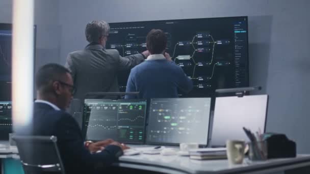 Многорасовая Команда Специалистов Инженеров Программистов Работает Сервером Данных Диаграммами Живого — стоковое видео