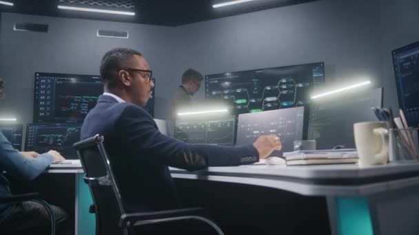 Multirassische Techniker Sitzen Überwachungsbüros Vor Computern Mit Datenserver Software Ingenieur — Stockvideo