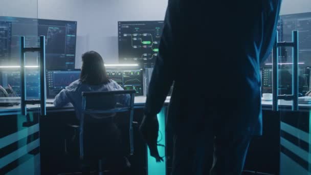 Inżynierowie Oprogramowania Pracują Komputerach Serwerem Baz Danych Administrator Wchodzi Nowoczesnego — Wideo stockowe