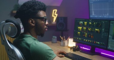 Afrikalı Amerikalı renkçi aksiyon filmi düzenliyor, renk düzeltmesi yapıyor, evde çalışıyor. Bilgisayar ve büyük dijital ekranda RGB araçları ve tekerlekleriyle program arayüzü. Film sonrası prodüksiyon kavramı.