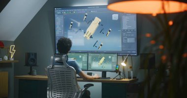 Genç 3D tasarımcı robotu 3 boyutlu görselleştirme ve prototip yaratıyor, profesyonel program arayüzü ve 3D modelleme ve tasarım araçları ile evde bilgisayar ve büyük dijital ekran üzerinde çalışıyor.