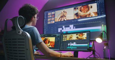 Genç editör, video yapımcısı astronotlarla film müzikleri düzenliyor, ev ofisinde çalışıyor. Bilgisayar ve büyük dijital ekrandaki araçlarla film görüntüleri ve program arayüzü. Yapım konsepti.