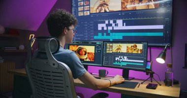 Genç editör, video yapımcısı astronotlarla film müzikleri düzenliyor, ev ofisinde çalışıyor. Bilgisayar ve büyük dijital ekrandaki araçlarla film görüntüleri ve program arayüzü. Yapım konsepti.