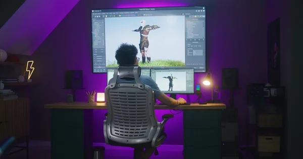 Genç Yaratıcı Tasarımcı Video Oyunu Karakteri Animasyonu Yaratıyor Ofisinde Uzaktan — Stok fotoğraf