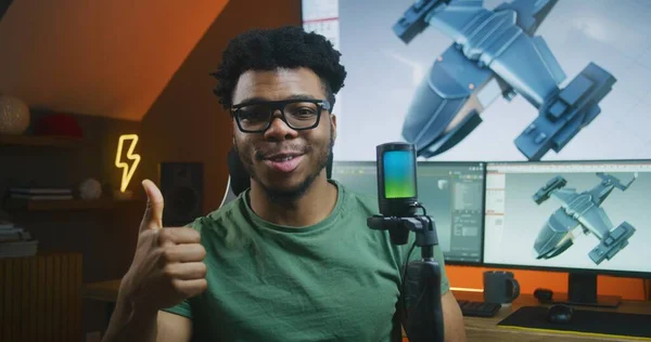 非裔美国人3D设计师在镜头前使用麦克风 录音视频教程讲述3D建模和动画 计算机和大数字屏幕上的3D飞机设计和软件接口 — 图库照片