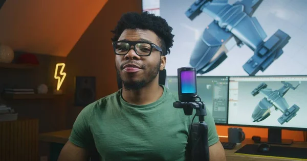 Afroamerikanischer Designer Spricht Mit Mikrofon Vor Der Kamera Nimmt Video — Stockfoto