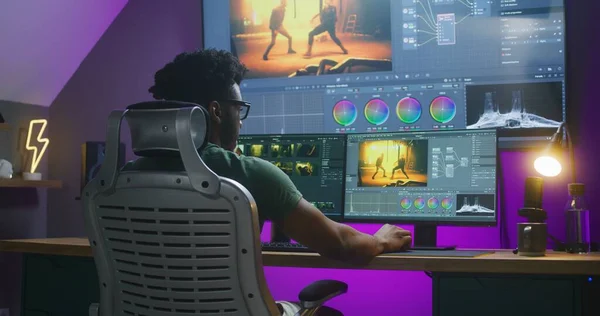 African American Editor Gör Färgkorrigering Redigerar Actionfilm Arbetar Hemma Programvarugränssnitt — Stockfoto