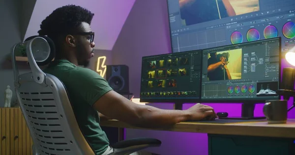 Africano Fabricante Vídeo Americano Edita Filme Ação Faz Classificação Cores — Fotografia de Stock